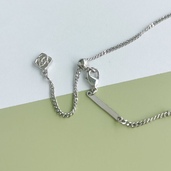 Kendra Scott Clover White Crystal Short Pendant Necklace in Silver - Picture 4 of 4